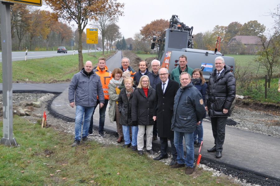 Freuen sich über freie Fahrt für Fahrradfahrer: (v.l.) Christioph Steinhagen (Bauunternehmung Steinhagen), Thomas Marks (Ingenieurbüro Hegers, Bauleitung), (Annette Meiwes mit Ben Settertobulte (Anliegerin), Rainer Schütte (Landesbetrieb Straßen.NRW), Mathilde Schulte (Anliegerin), Meinolf Päsch (Kreistagsabgeordneter), Ursula Barlen (Abgeordnete Kreistag und Regionalrat), Bernhard Wißing (Kreistagsabgeordneter), Landrat Manfred Müller, Edmund Schormann-Diekmann (Pächter der Ländereien), Walter Daniel-Tiemann (Anlieger), Katherina Fraune (Kreisstraßenbauamt) und Delbrücks Bürgermeister Werner Peitz